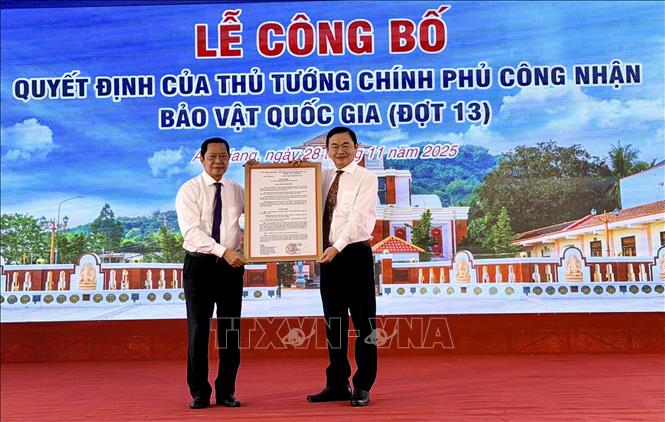 Ban Quản lý Di tích Văn hóa Óc Eo nhận Quyết định của Thủ tướng Chính phủ công nhận là Đầu tượng Phật Linh Sơn Bắc và Mộ vò Gò Cây Trâm là hai bảo vật Quốc gia. Ảnh: Thanh Sang - TTXVN