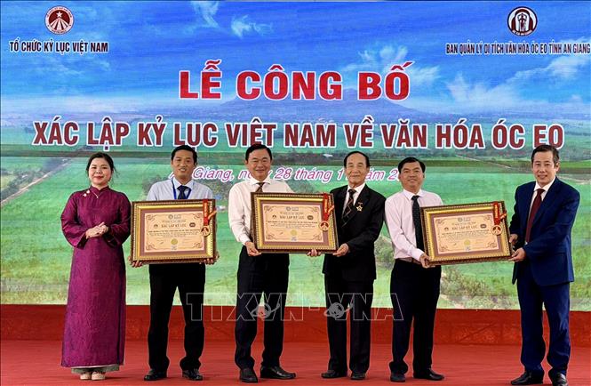 Viện kỷ lục Việt Nam trao kỷ lục Việt Nam về văn hóa Óc Eo cho Ban Quản lý Di tích Văn hóa Óc Eo. Ảnh: Thanh Sang - TTXVN