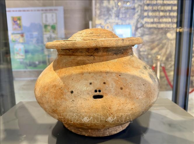 Hiện vật Mộ vò Gò Cây Trâm, niên đại thế kỷ IV-V, được công nhận bảo vật Quốc gia. Ảnh: Thanh Sang - TTXVN