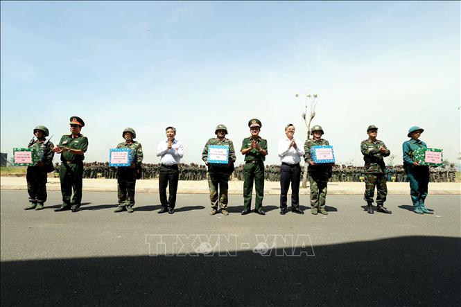 Tặng quà chiến sỹ hoàn thành cuộc diễn tập. Ảnh: Duy Khương - TTXVN