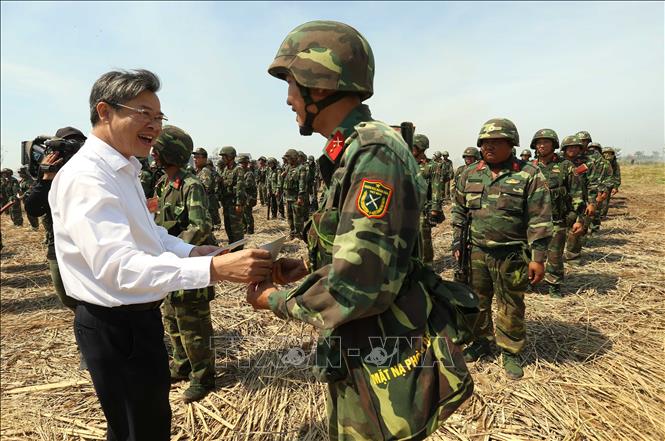 Ông Trương Cảnh Tuyên, Chủ tịch UBND thành phố Cần Thơ, tặng quà chiến sỹ hoàn thành cuộc diễn tập. Ảnh: Duy Khương - TTXVN