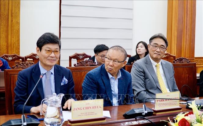 Đại diện lãnh đạo Công ty TNHH Blooming Sky tại buổi làm việc. Ảnh: Sỹ Thắng -TTXVN