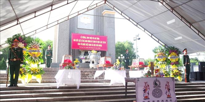 Lễ viếng, truy điệu và an táng các hài cốt liệt sĩ tại Nghĩa trang liệt sĩ Mai Thủy, xã Trường Phú, tỉnh Quảng Trị. Ảnh: TTXVN phát