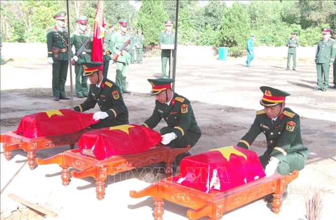 Lễ viếng, truy điệu và an táng các hài cốt liệt sĩ tại Nghĩa trang liệt sĩ Mai Thủy, xã Trường Phú, tỉnh Quảng Trị. Ảnh: TTXVN phát
