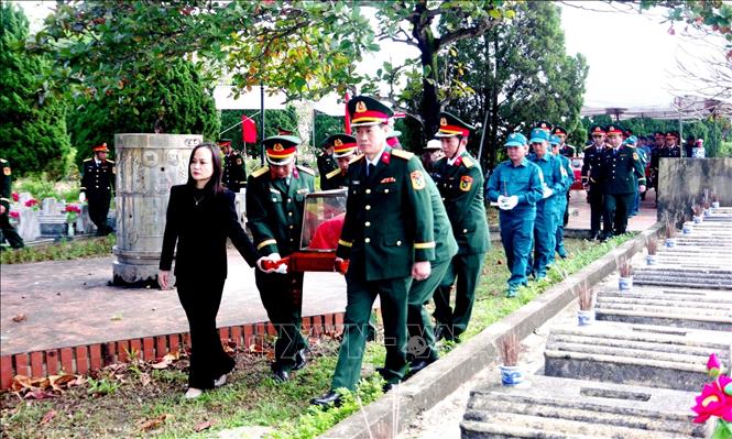 Lễ viếng, truy điệu và an táng các hài cốt liệt sĩ tại Nghĩa trang liệt sĩ Mai Thủy, xã Trường Phú, tỉnh Quảng Trị. Ảnh: TTXVN phát