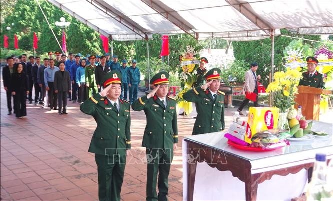 Các đại biểu thành kính tưởng nhớ, bày tỏ lòng tri ân và biết ơn vô hạn đối với các anh hùng liệt sĩ. Ảnh: TTXVN phát