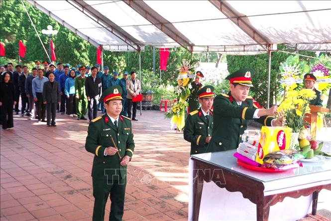 Các đại biểu dâng hương, dâng hoa bày tỏ lòng tri ân và biết ơn vô hạn đối với các anh hùng liệt sĩ. Ảnh: TTXVN phát