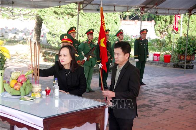 Các đại biểu dâng hương, dâng hoa bày tỏ lòng tri ân và biết ơn vô hạn đối với các anh hùng liệt sĩ. Ảnh: TTXVN phát