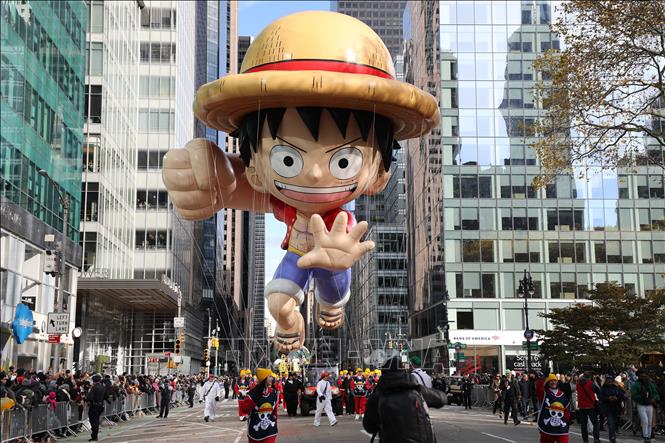 Ngày 27/11/2025, cuộc diễu hành đón ngày lễ Tạ ơn do chuỗi cửa hàng bách hóa lớn Macy’s tổ chức đã mang lại không khí lễ hội rộn ràng cho thành phố New York (Mỹ) khi những quả bóng bay khổng lồ mô phỏng các nhân vật hoạt hình nổi tiếng bay lơ lửng trên bầu trời quận Manhattan trong dịp lễ được mong chờ nhất nước Mỹ. Ảnh: THX/TTXVN