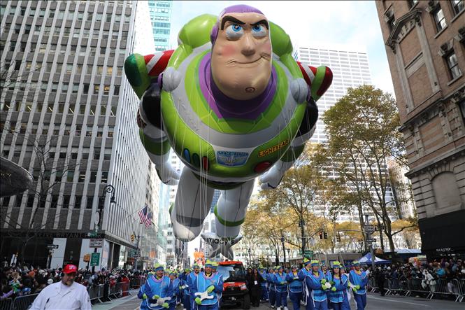 Ngày 27/11/2025, cuộc diễu hành đón ngày lễ Tạ ơn do chuỗi cửa hàng bách hóa lớn Macy’s tổ chức đã mang lại không khí lễ hội rộn ràng cho thành phố New York (Mỹ) khi những quả bóng bay khổng lồ mô phỏng các nhân vật hoạt hình nổi tiếng bay lơ lửng trên bầu trời quận Manhattan trong dịp lễ được mong chờ nhất nước Mỹ. Ảnh: THX/TTXVN