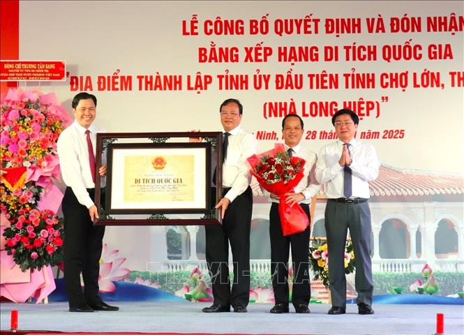 Ông Lê Văn Hẳn (thứ 2 từ trái sang), Chủ tịch UBND tỉnh Tây Ninh và Bí thư Tỉnh ủy Tây Ninh Nguyễn Văn Quyết (phải) trao Bằng xếp hạng Di tích Quốc gia và tặng hoa chúc mừng lãnh đạo xã Mỹ Yên. Ảnh: Thanh Bình -TTXVN