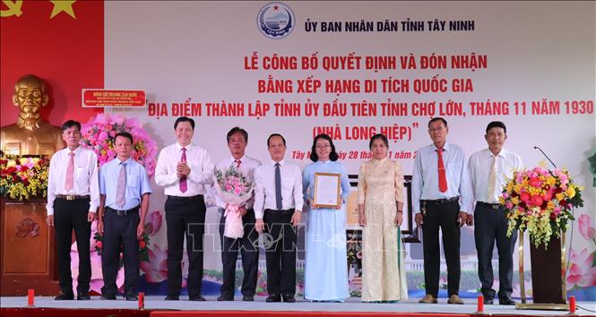 Lãnh đạo UBND xã Mỹ Yên, tỉnh Tây Ninh, trao Quyết định và ra mắt Ban Quản lý Di tích Nhà Long Hiệp. Ảnh: Thanh Bình -TTXVN