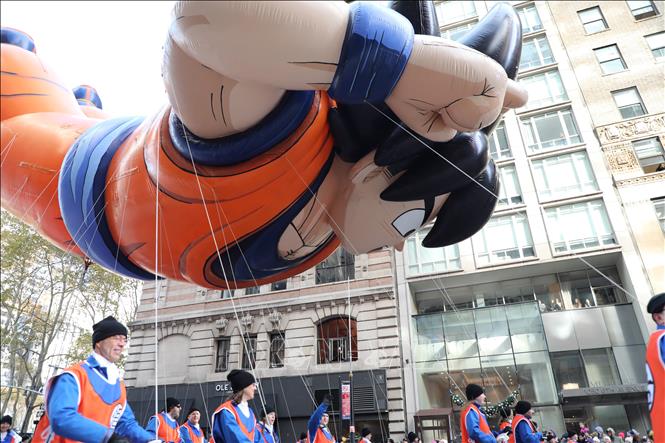 Ngày 27/11/2025, cuộc diễu hành đón ngày lễ Tạ ơn do chuỗi cửa hàng bách hóa lớn Macy’s tổ chức đã mang lại không khí lễ hội rộn ràng cho thành phố New York (Mỹ) khi những quả bóng bay khổng lồ mô phỏng các nhân vật hoạt hình nổi tiếng bay lơ lửng trên bầu trời quận Manhattan trong dịp lễ được mong chờ nhất nước Mỹ. Ảnh: THX/TTXVN