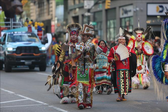 Ngày 27/11/2025, cuộc diễu hành đón ngày lễ Tạ ơn do chuỗi cửa hàng bách hóa lớn Macy’s tổ chức đã mang lại không khí lễ hội rộn ràng cho thành phố New York (Mỹ) khi những quả bóng bay khổng lồ mô phỏng các nhân vật hoạt hình nổi tiếng bay lơ lửng trên bầu trời quận Manhattan trong dịp lễ được mong chờ nhất nước Mỹ. Ảnh: THX/TTXVN