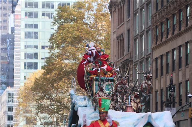 Ngày 27/11/2025, cuộc diễu hành đón ngày lễ Tạ ơn do chuỗi cửa hàng bách hóa lớn Macy’s tổ chức đã mang lại không khí lễ hội rộn ràng cho thành phố New York (Mỹ) khi những quả bóng bay khổng lồ mô phỏng các nhân vật hoạt hình nổi tiếng bay lơ lửng trên bầu trời quận Manhattan trong dịp lễ được mong chờ nhất nước Mỹ. Ảnh: THX/TTXVN