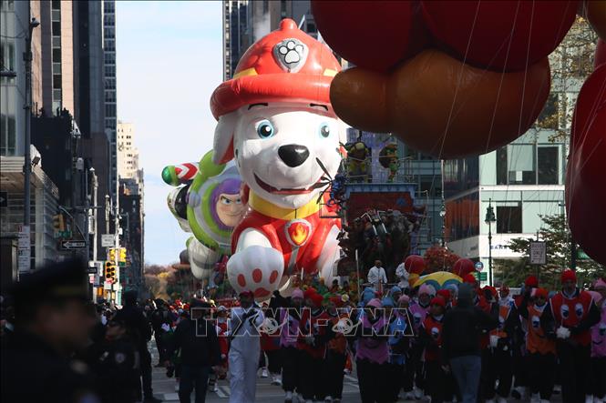 Ngày 27/11/2025, cuộc diễu hành đón ngày lễ Tạ ơn do chuỗi cửa hàng bách hóa lớn Macy’s tổ chức đã mang lại không khí lễ hội rộn ràng cho thành phố New York (Mỹ) khi những quả bóng bay khổng lồ mô phỏng các nhân vật hoạt hình nổi tiếng bay lơ lửng trên bầu trời quận Manhattan trong dịp lễ được mong chờ nhất nước Mỹ. Ảnh: THX/TTXVN