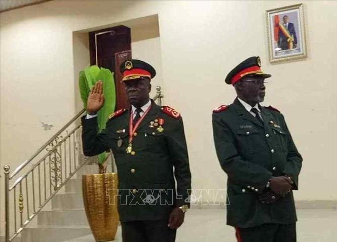 Theo thông báo của quân đội Guinea-Bissau ngày 26/11/2025, Tướng Horta Nta Na Man đã tuyên thệ làm “Tổng thống chuyển tiếp” ở quốc gia Tây Phi này. Sự kiện này diễn ra tại trụ sở quân đội và Tướng Horta Nta Na Man cho biết sẽ lãnh đạo lực lượng vũ trang Guinea-Bissau, dưới danh nghĩa là “Bộ Chỉ huy quân sự tối cao vì Phục hồi an ninh quốc gia và trật tự công cộng”. Ảnh: THX/TTXVN