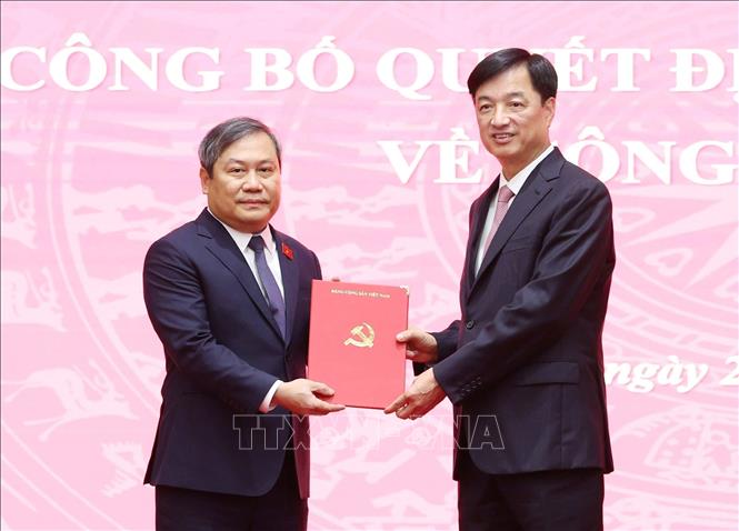 Trong ảnh: Đồng chí Nguyễn Duy Ngọc, Ủy viên Bộ Chính trị, Bí thư Thành ủy Hà Nội trao quyết định cho đồng chí Vũ Đại Thắng. Ảnh: An Đăng - TTXVN