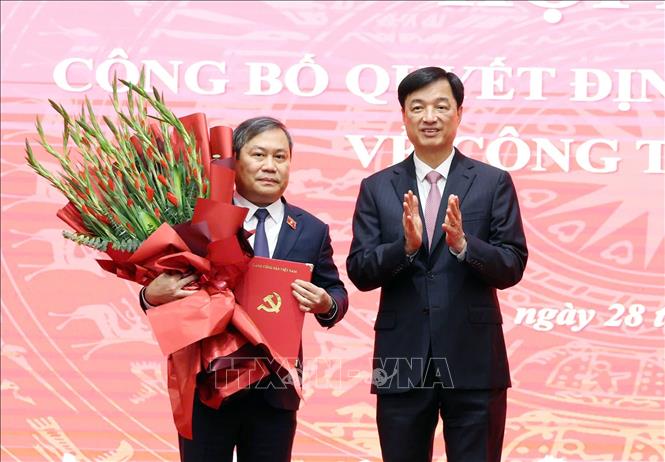 Đồng chí Nguyễn Duy Ngọc, Ủy viên Bộ Chính trị, Bí thư Thành ủy Hà Nội trao quyết định cho đồng chí Vũ Đại Thắng. Ảnh: An Đăng - TTXVN