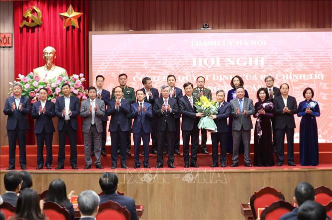  Đồng chí Nguyễn Duy Ngọc, Ủy viên Bộ Chính trị, Bí thư Thành ủy Hà Nội với các đại biểu tặng hoa chúc mừng tân Phó Bí thư Thành ủy Hà Nội Vũ Đại Thắng. Ảnh: An Đăng - TTXVN