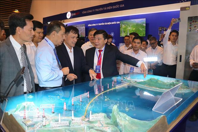 Ông Đặng Hoàng An, Chủ tịch HĐTV Tập đoàn Điện lực Việt Nam cùng các đại biểu tham quan triển lãm tại hội nghị. Ảnh: Thanh Vũ-TTXVN