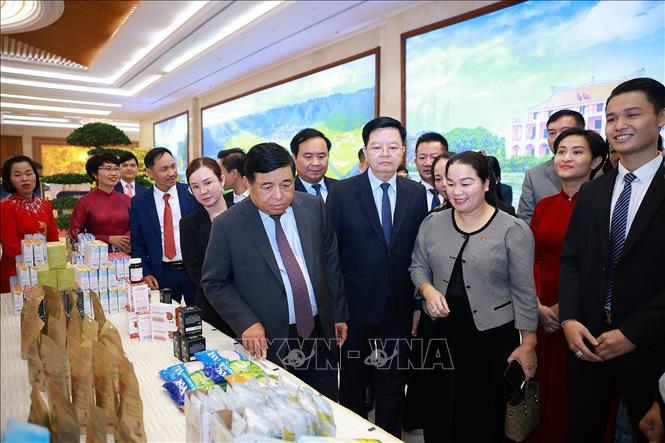 Phó Thủ tướng Nguyễn Chí Dũng và Phó Thủ tướng Mai Văn Chính tham quan sản phẩm nông nghiệp, thủ công mỹ nghệ. Ảnh: Dương Giang-TTXVN
