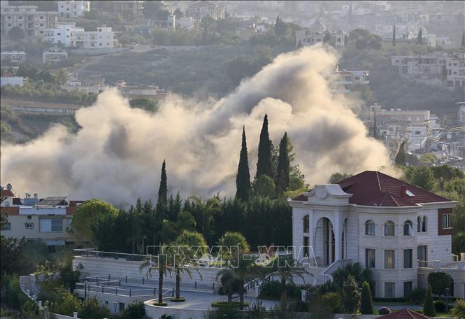 Ngày 27/11/2025, Lực lượng Phòng vệ Israel (IDF) xác nhận đã tiến hành đợt không kích mới nhằm vào các mục tiêu của lực lượng Hezbollah tại nhiều khu vực ở miền Nam Liban, đồng thời cho biết các cuộc tấn công đã đánh trúng các bãi phóng rocket, kho vũ khí và các tiền đồn quân sự của nhóm vũ trang này. Ảnh: THX/TTXVN