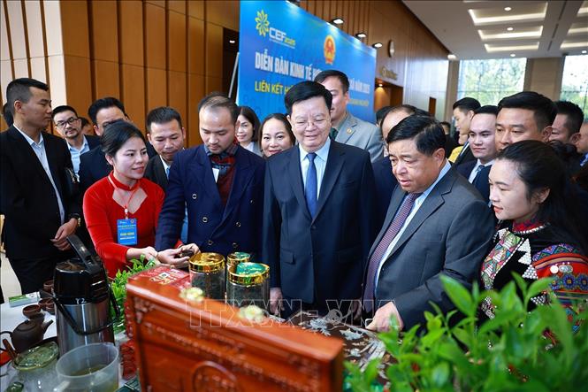 Phó Thủ tướng Nguyễn Chí Dũng và Phó Thủ tướng Mai Văn Chính tham quan sản phẩm nông nghiệp, thủ công mỹ nghệ. Ảnh: Dương Giang-TTXVN
