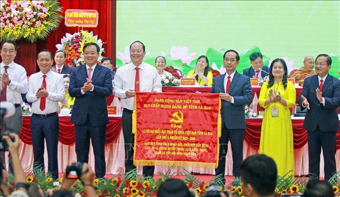 Bí thư Tỉnh ủy Cà Mau Nguyễn Hồ Hải (thứ 4, từ trái sang) trao bức trướng tặng Đại hội. Ảnh: Huỳnh Anh - TTXVN