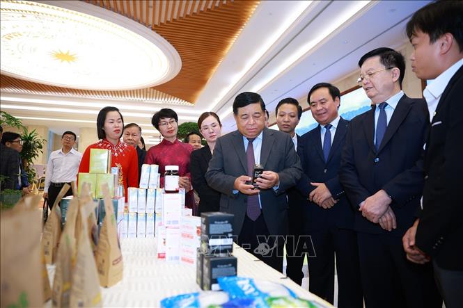 Phó Thủ tướng Nguyễn Chí Dũng và Phó Thủ tướng Mai Văn Chính tham quan sản phẩm nông nghiệp, thủ công mỹ nghệ. Ảnh: Dương Giang-TTXVN
