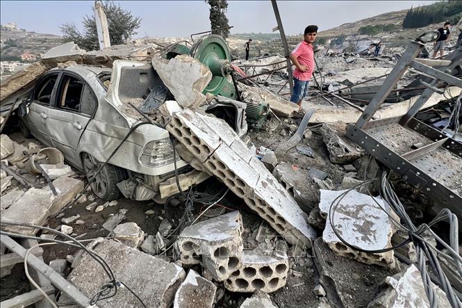 Ngày 27/11/2025, Lực lượng Phòng vệ Israel (IDF) xác nhận đã tiến hành đợt không kích mới nhằm vào các mục tiêu của lực lượng Hezbollah tại nhiều khu vực ở miền Nam Liban, đồng thời cho biết các cuộc tấn công đã đánh trúng các bãi phóng rocket, kho vũ khí và các tiền đồn quân sự của nhóm vũ trang này. Ảnh: THX/TTXVN