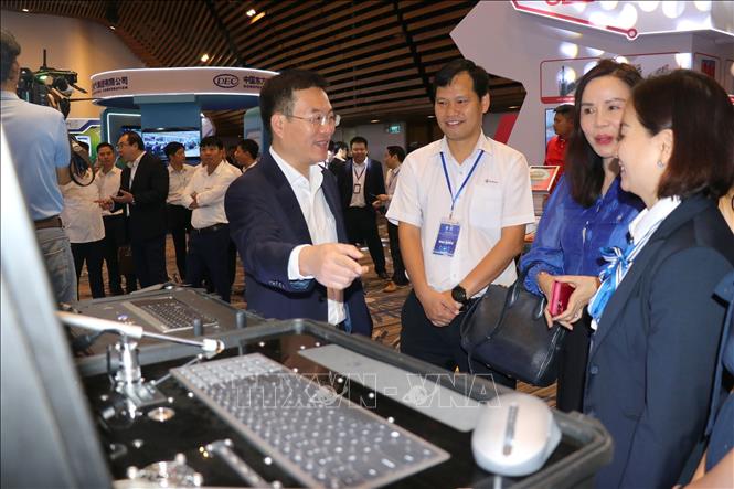 Các đại biểu tham quan triển lãm tại hội nghị. Ảnh: Thanh Vũ-TTXVN