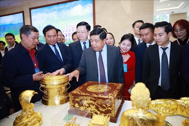 Phó Thủ tướng Nguyễn Chí Dũng và Phó Thủ tướng Mai Văn Chính tham quan sản phẩm nông nghiệp, thủ công mỹ nghệ. Ảnh: Dương Giang-TTXVN
