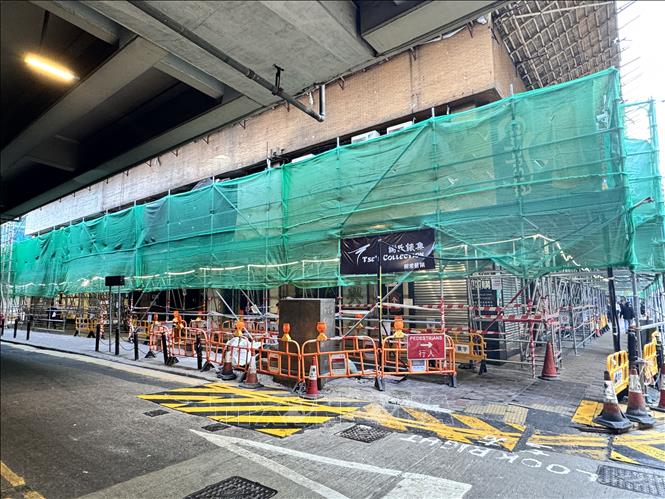 Giàn giáo tre kèm phủ lưới được sử dụng phổ biến trong các công trình sửa chữa nhà ở Hong Kong. Ảnh: Mạc Luyện PV - TTXVN tại Hong Kong, Trung Quốc