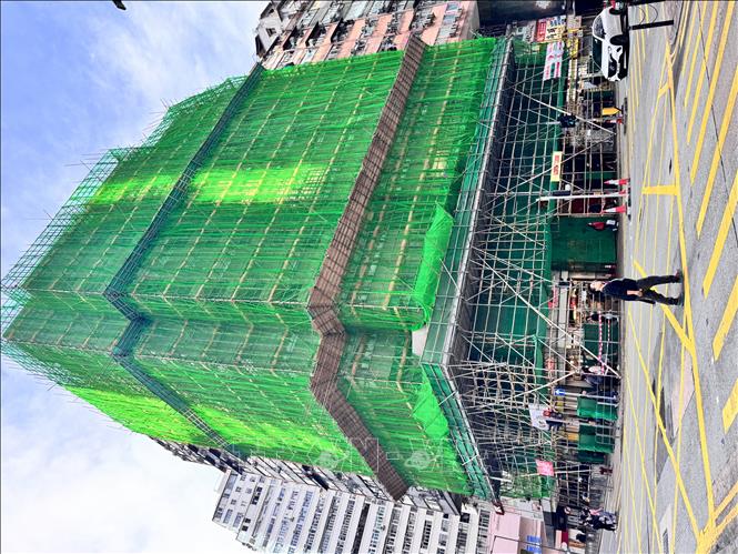 Giàn giáo tre phù hợp với không gian đô thị trật hẹp như Hong Kong. Ảnh: Mạc Luyện PV TTXVN tại Hong Kong, Trung Quốc