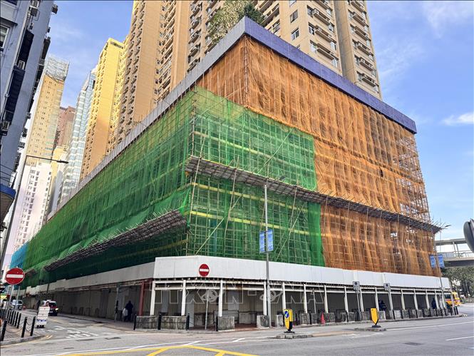 Giàn giáo tre được ưu tiên sử dụng do có thể thích ứng với nhiều mặt tiền tòa nhà khác nhau. Ảnh: Mạc Luyện - PV TTXVN tại Hong Kong, Trung Quốc