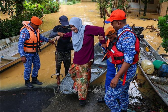 Mưa lũ nghiêm trọng đang bao trùm nhiều nước Đông Nam Á, gây thiệt hại nghiêm trọng về người và tài sản, từ Thái Lan đến Malaysia và Indonesia. Tại Malaysia, lũ lụt đã khiến ít nhất 29.500 người phải sơ tán. Ảnh: Lực lượng cứu hộ sơ tán người dân khỏi vùng ngập lụt ở Kelantan, Malaysia, ngày 26/11/2025. THX/TTXVN
