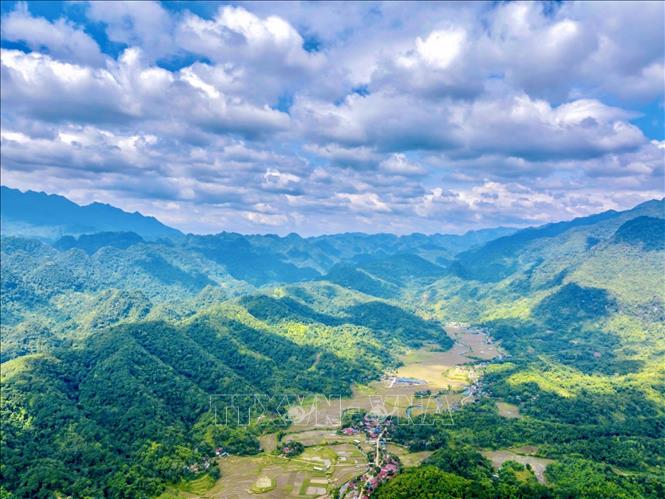 Có độ cao 1.700m so với mặt nước biển, đỉnh Pù Luông dần trở thành điểm đến lý tưởng cho loại hình du lịch trekking - một hình thức du lịch mạo hiểm kết hợp đi bộ, khám phá thiên nhiên và rèn luyện thể chất, tinh thần. Ảnh: Hoa Mai - TTXVN