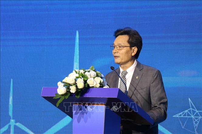 Ông Mai Quốc Hội, Phó Chủ tịch Hội Điện lực Việt Nam, phát biểu tại hội nghị. Ảnh: Thanh Vũ-TTXVN