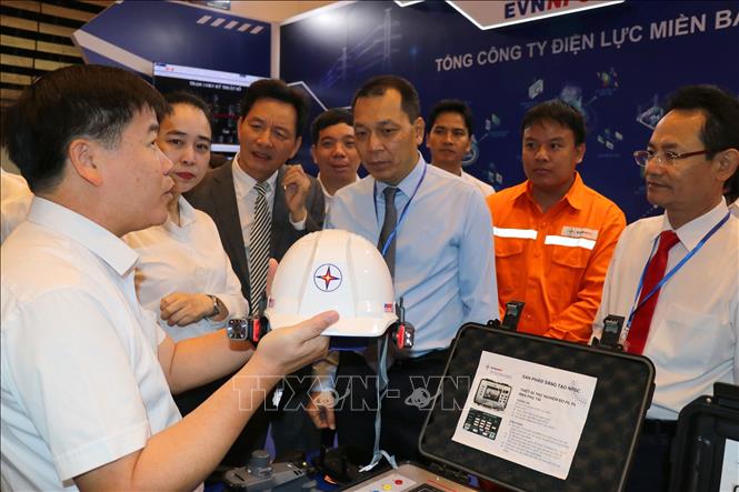Ông Đặng Hoàng An, Chủ tịch HĐTV Tập đoàn Điện lực Việt Nam cùng các đại biểu tham quan triển lãm tại hội nghị. Ảnh: Thanh Vũ-TTXVN