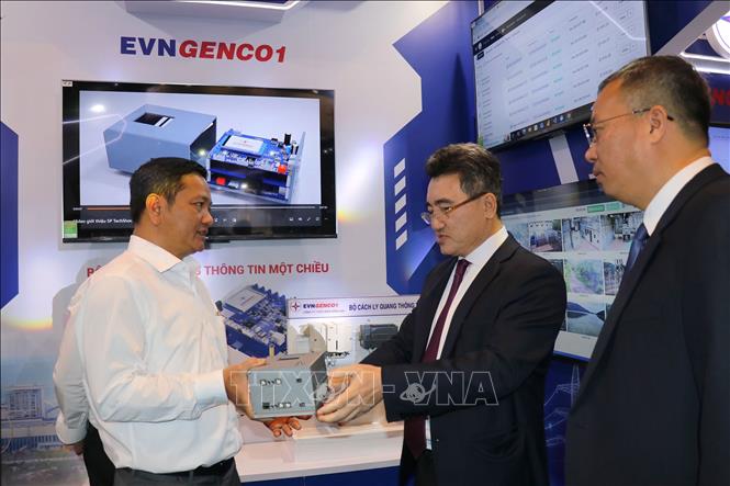 Các đại biểu tham quan triển lãm tại hội nghị. Ảnh: Thanh Vũ-TTXVN