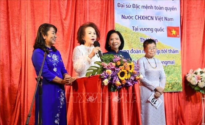 Bà Phạm Thị Lã (thứ 2, từ trái sang), Chủ tịch Hội người Việt tỉnh Chiang Mai, phát biểu tại buổi đón tiếp Đại sứ Phạm Việt Hùng cùng đoàn công tác. Ảnh: Đỗ Sinh – PV TTXVN tại Thái Lan
