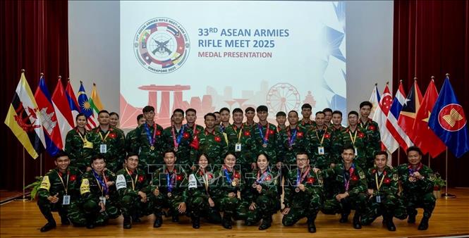 Các tuyển thủ quân đội Việt Nam tham gia Giải Bắn súng Quân dụng Lục quân quân đội các nước ASEAN lần thứ 33 (AARM-33). Ảnh: TTXVN phát