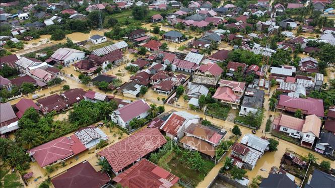 Mưa lũ nghiêm trọng đang bao trùm nhiều nước Đông Nam Á, gây thiệt hại nghiêm trọng về người và tài sản, từ Thái Lan đến Malaysia và Indonesia. Tại Indonesia, những trận mưa lớn kéo dài đã gây lũ lụt và lở đất diện rộng trên khắp đảo Sumatra, làm ít nhất 84 người thiệt mạng và khoảng 100 người mất tích, buộc hàng chục nghìn cư dân phải sơ tán và nhiều địa phương phải ban bố tình trạng khẩn cấp. Ảnh: THX/TTXVN