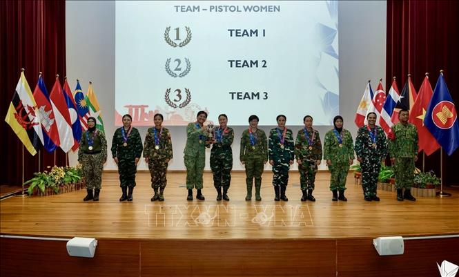 Nữ tuyển thủ quân đội Việt Nam nhận giải đồng đội, hạng mục súng lục Giải Bắn súng Quân dụng Lục quân quân đội các nước ASEAN lần thứ 33 (AARM-33). Ảnh: TTXVN phát