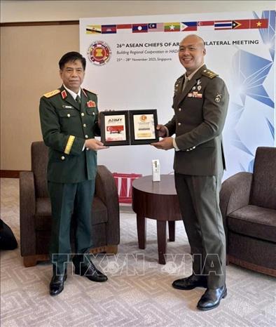 Thượng tướng Nguyễn Văn Nghĩa gặp song phương Tư lệnh Lục quân Singapore. Ảnh: TTXVN phát