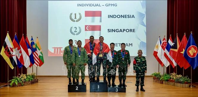 Nam tuyển thủ quân đội Việt Nam vinh dự đoạt giải cá nhân, hạng mục súng máy đa dụng Giải Bắn súng Quân dụng Lục quân quân đội các nước ASEAN lần thứ 33 (AARM-33). Ảnh: TTXVN phát