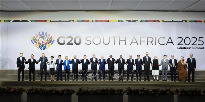 Hội nghị thượng đỉnh Nhóm các nền kinh tế phát triển và mới nổi hàng đầu thế giới (G20) đã bế mạc ngày 23/11/2025 tại Johannesburg (Nam Phi) với việc thông qua tuyên bố chung kêu gọi hòa bình cũng như các biện pháp bảo vệ nguồn cung cấp khoáng sản thiết yếu trên toàn cầu. Phát biểu tại lễ bế mạc, Tổng thống nước chủ nhà Cyril Ramaphosa khẳng định Tuyên bố của các nhà lãnh đạo G20 thể hiện 