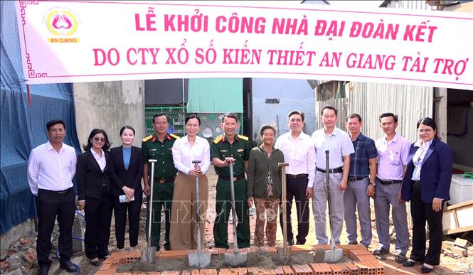 Các đại biểu thực hiện nghi thức khởi công. Ảnh: TTXVN phát