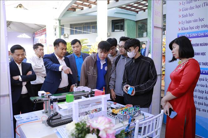 Sinh viên tìm kiếm cơ hội việc làm tại một gian hàng của Ngày hội Việc làm năm 2025 tại Phú Thọ. Ảnh: Nguyễn Thảo -TTXVN